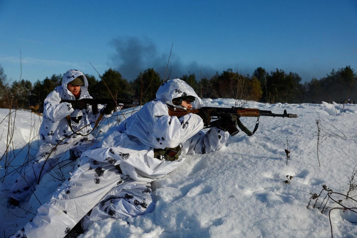 Militars ucraïnesos participen en simulacres antisabotatge a la regió ucraïnesa de Chernihiv.