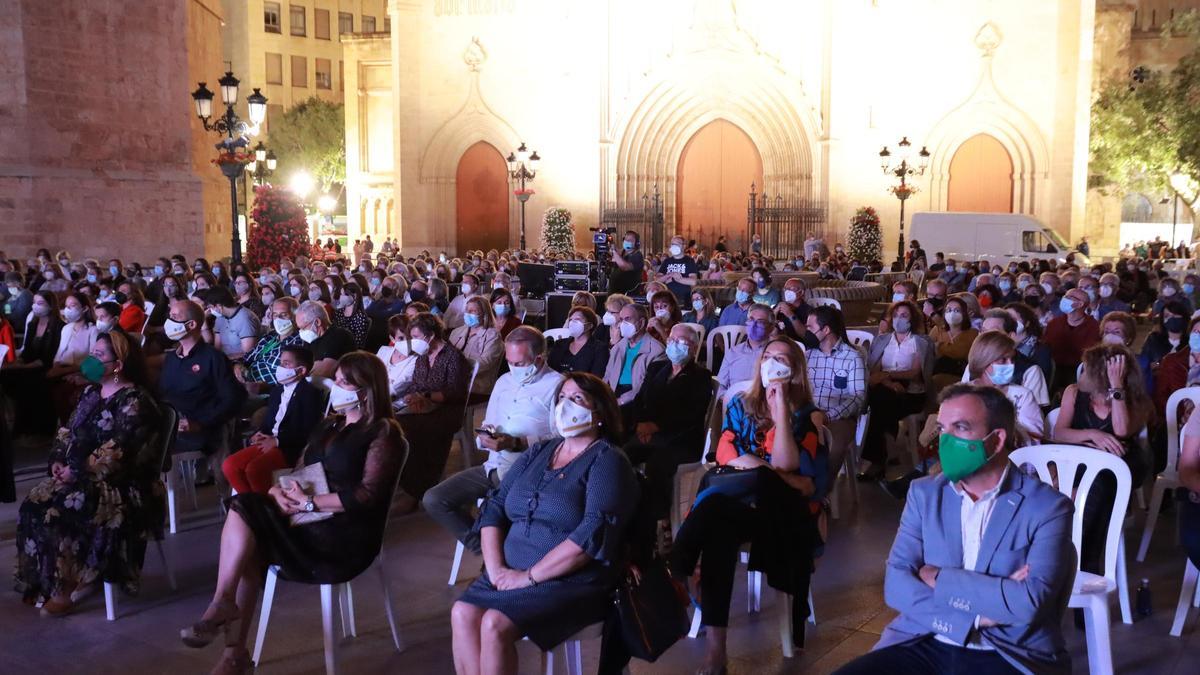 El público llenó la plaza Mayor de la capital de la Plana con el cumplimiento de las medidas anticovid