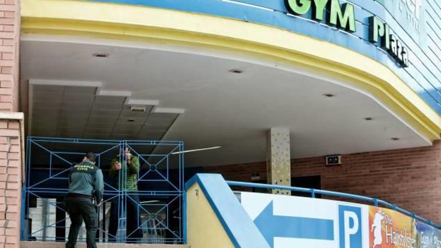 Un agente de la Guardia Civil en el acceso al gimnasio siniestrado en Calp.