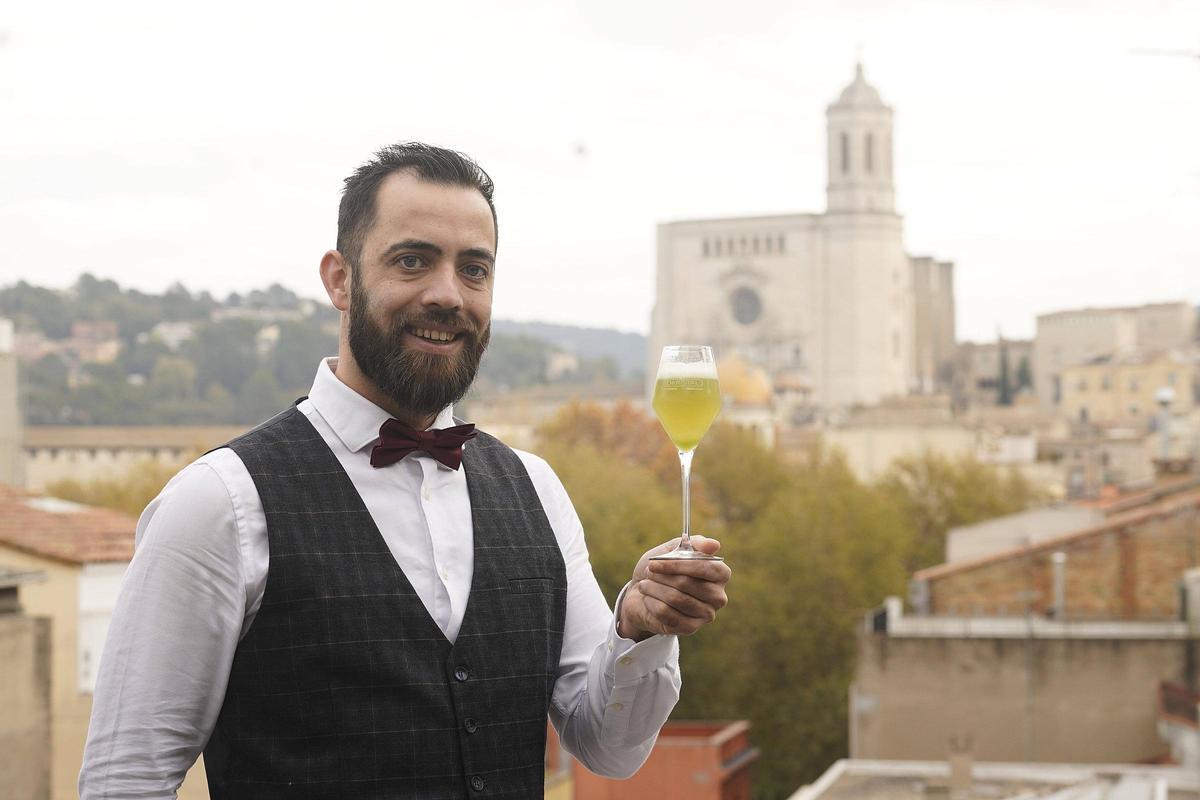 El bartender i mànager de la Terrassa de l'Ultònia Rubén Zayas.