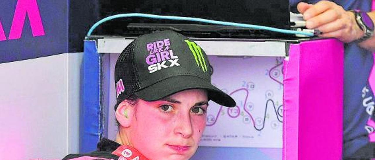 Ana Carrasco este domingo en boxes durante el Gran Premi o de Qatar. | EFE