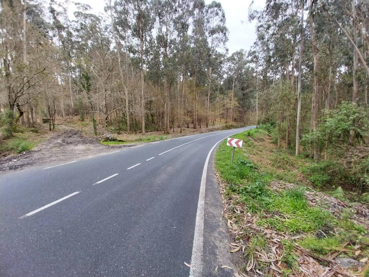 El lugar en el que finaliza el tramo de la EP-1301 para el que el Concello de Bueu solicita la transferencia de titularidad, entre el polígono de Castiñeiras y Beluso.