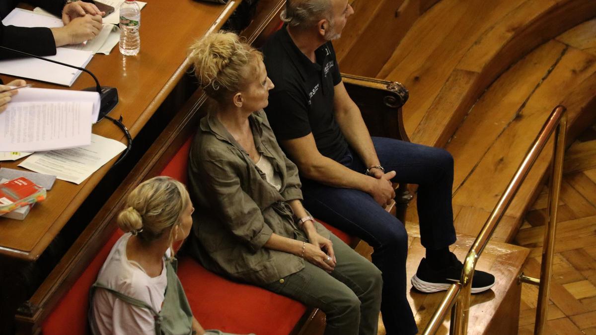 Els tres acusats d'assassinar a cops la parella d'un d'ells el 2021 a Sabadell durant el judici a l'Audiència de Barcelona