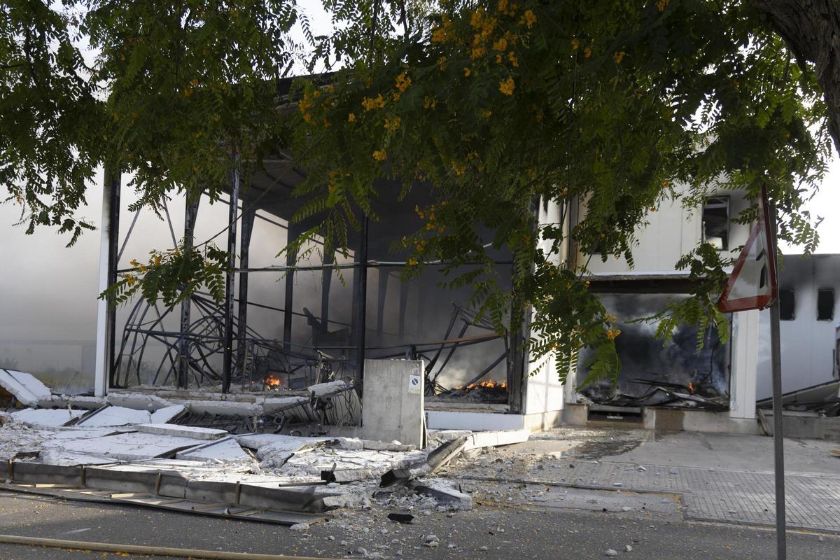 Más de seis dotaciones de bomberos trabajan en la extinción del incendio industrial de Xàtiva