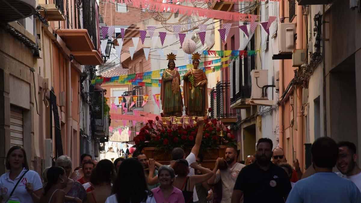 San Abdón y San Senén procesionando por las calles de Calasparra