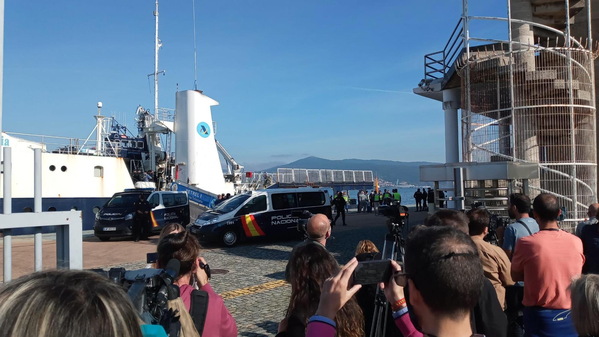 El velero interceptado en el Atlántico con dos toneladas de cocaína llega a Vigo