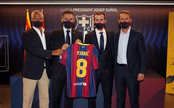 Presentación oficial de Miralem Pjanic como jugador del FC Barcelona en el Camp Nou.