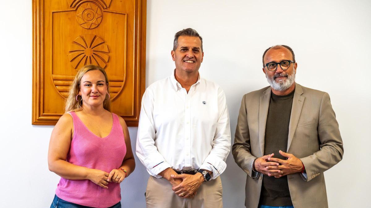 Antonio Arbelo junto al alcalde de Santa Lucía de Tirajana, Francisco García y la concejala de Festejos, Arminda Santana.
