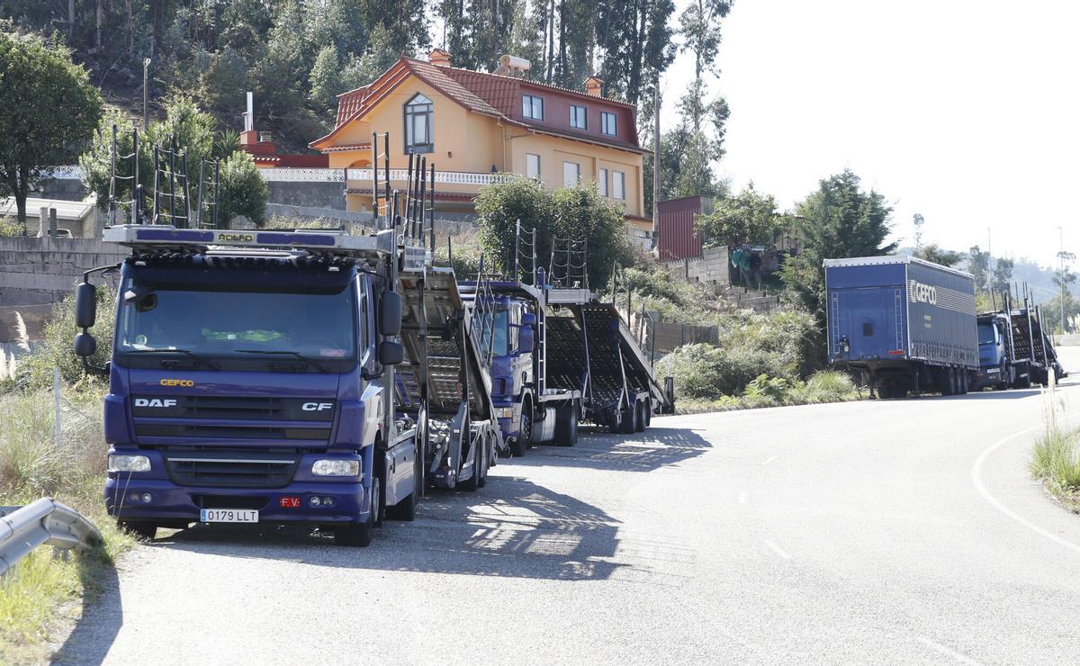 Camiones estacionados en los accesos al polígono de Balaídos.