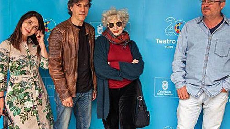 Ana Fernández, MIguel Hermoso y Magüi Mira, ayer junto a Gonzalo Ubani, director artístico del Cuyás.