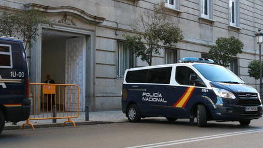 Un furgó de la policia espanyola arribant al Suprem.