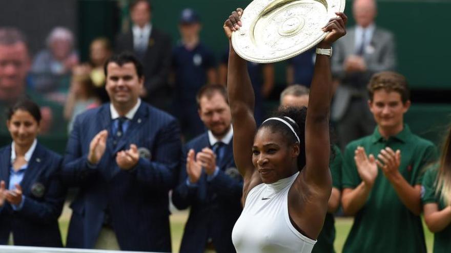 Serena Williams, con el trofeo de campeona.