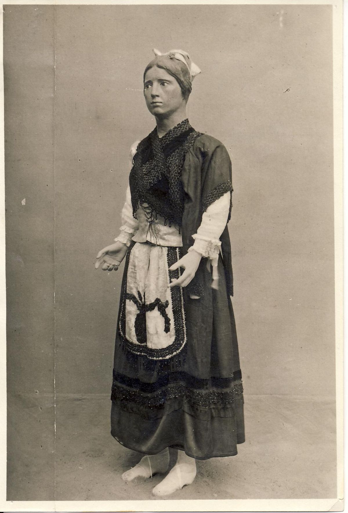 Traje de mujer de Llanes, que se expuso en 1925