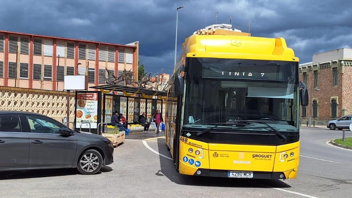 El autobús urbano gratuito de Vila-real, el 'Groguet', ayer, en la parada de la zona conocida como la báscula, frente a la jefatura de la Policía Local.