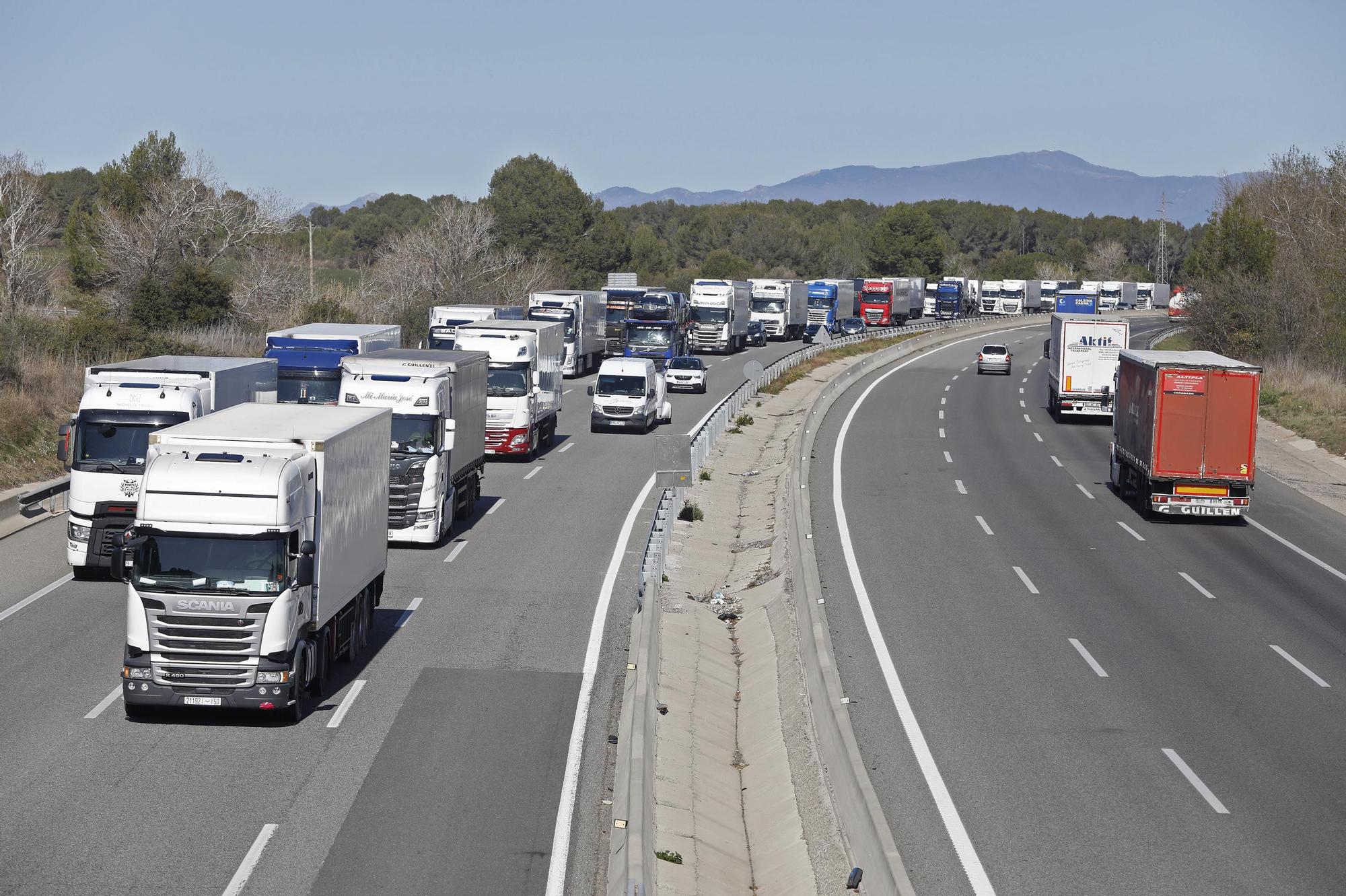 Cues quilomètriques a l'AP-7 a Garrigàs per un nou control policial