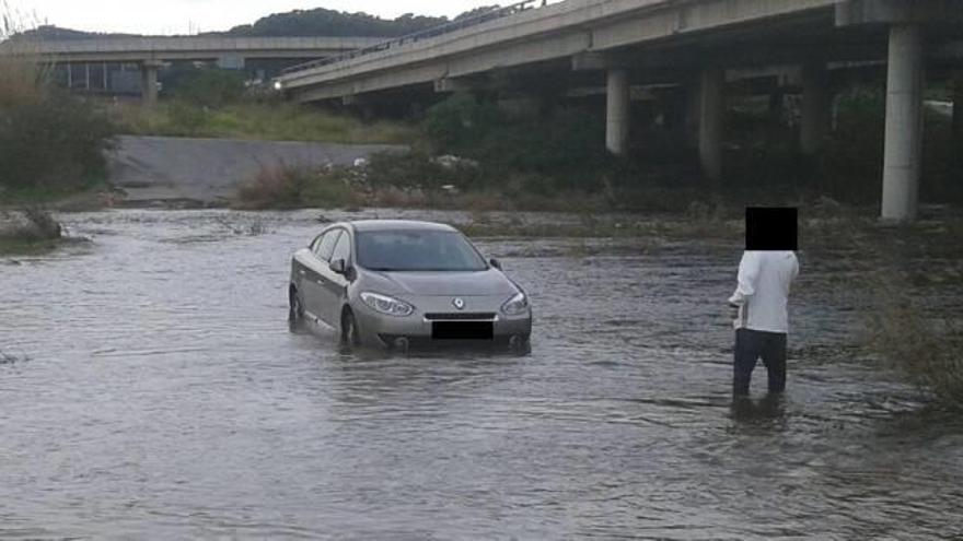 Una familia tuvo que ser rescatada del río al cruzarlo en coche pese a estar cortado