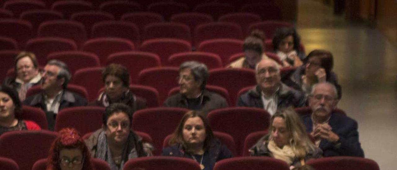 Ana Taboada, en primer término, durante una reunión con vecinos de Pumarín a principios de año.