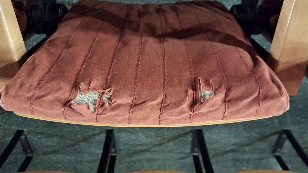 Aquesta imatge mostra el deteriorament de l'entapiossat de les butaques de l'Auditori Municipal de Vila-real, més evident en les que hi ha a la part de davant del pati.