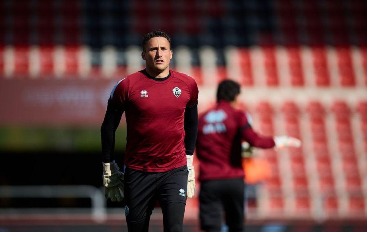 Romain Matthys calienta antes del Mirandés-Castellón.