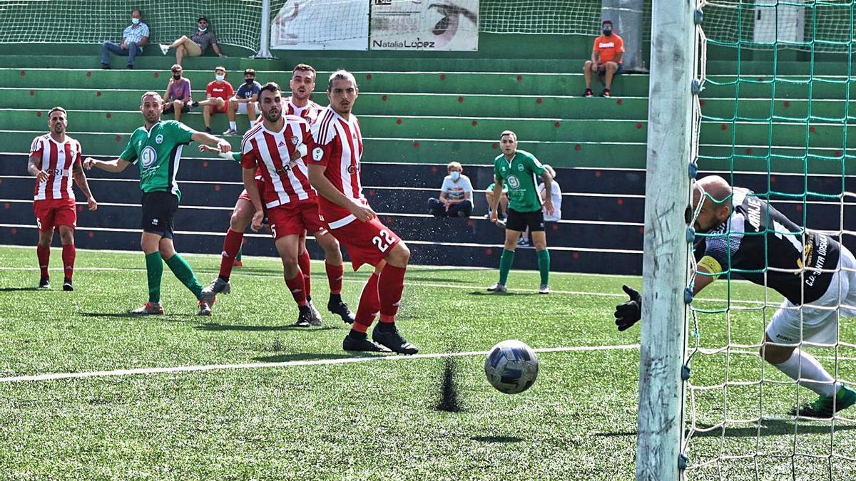 El portero Juanje no llega al disparo de Vianney y el balón va camino de la red, era el 1-0 para el Atl. Paso | | OSCAR SIMÓN