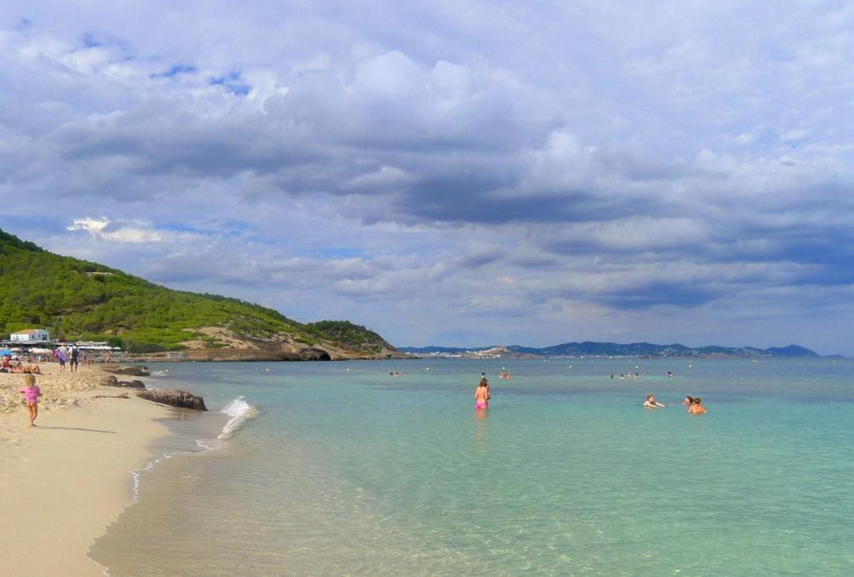 Es Cavallet. Una playa nudista de naturaleza virgen para disfrutar del mar en un entorno de dunas y estanques salineros..