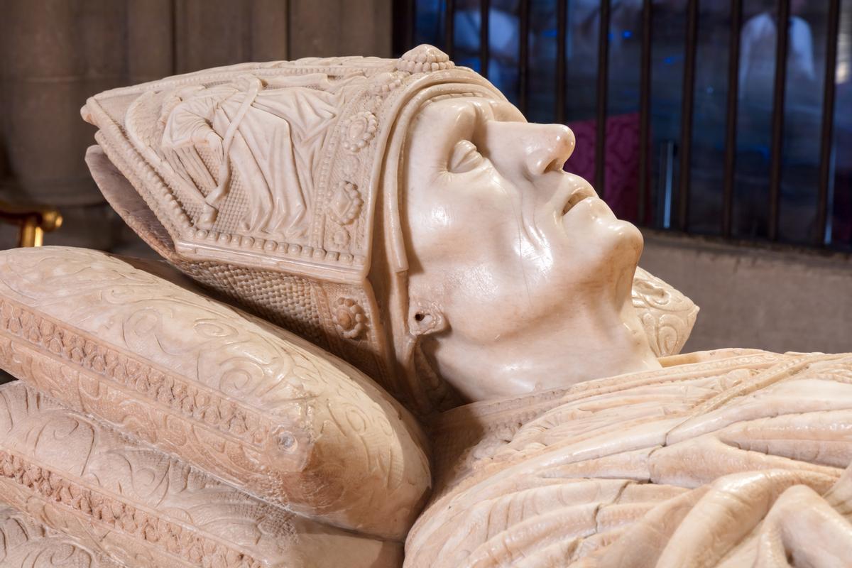 El sepulcro de Juan de Cervantes de la Catedral de Sevilla y la rana oculta en su tumba