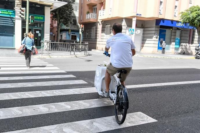 29-04-20  LAS PALMAS DE GRAN CANARIA. CIUDAD. LAS PALMAS DE GRAN CANARIA. Fotos del dia. Este señor reparte la compra a personas que tienen movilidad reducida llevandoles la compra  en el  vehiculo de su empresa llamada Apiñon, se ha tenido que reconvertir pasando de llevar a turistas de los cruceros al reparto. Fotos: Juan Castro.  | 29/04/2020 | Fotógrafo: Juan Carlos Castro