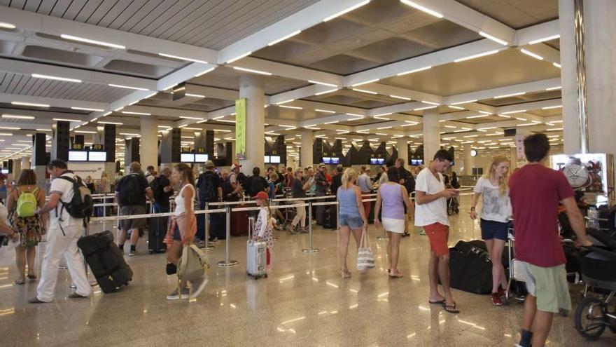 Turistas en la cola de facturación del aeropuerto.