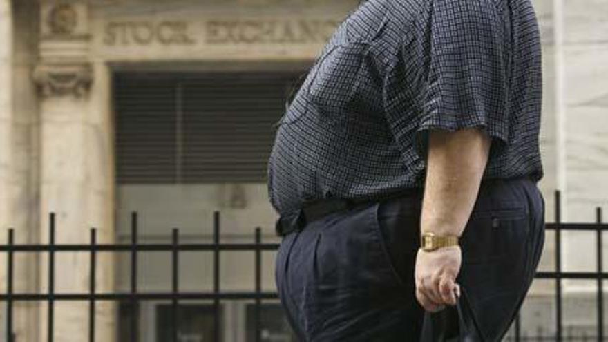Un hombre obeso paseando, en una foto de archivo.