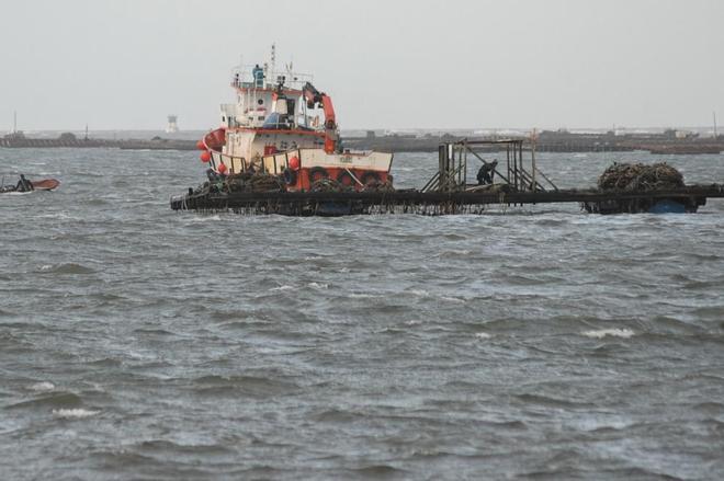 Barcos hundidos, bateas varadas y un considerable riesgo para la navegación en Arousa