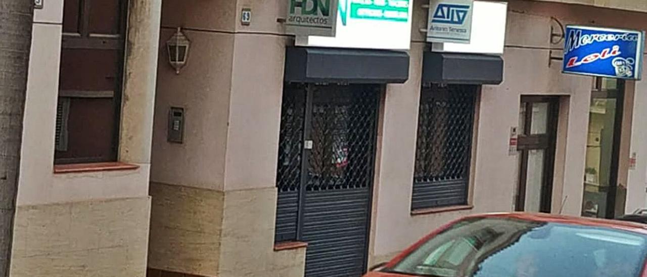La puerta metálica frente  a donde fue atacado Manuel Ramírez en la avenida América en Ingenio, el pasado viernes. . | | LP/DLP