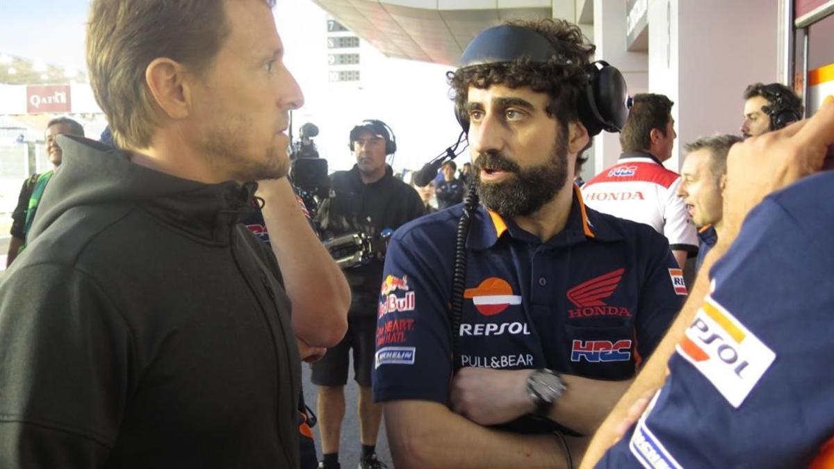 Sete Gibernau, asesor de Dani Pedrosa, conversa con Santi Hernández, técnico de Marc Márquez, sobre la suspensión de los entrenamientos.