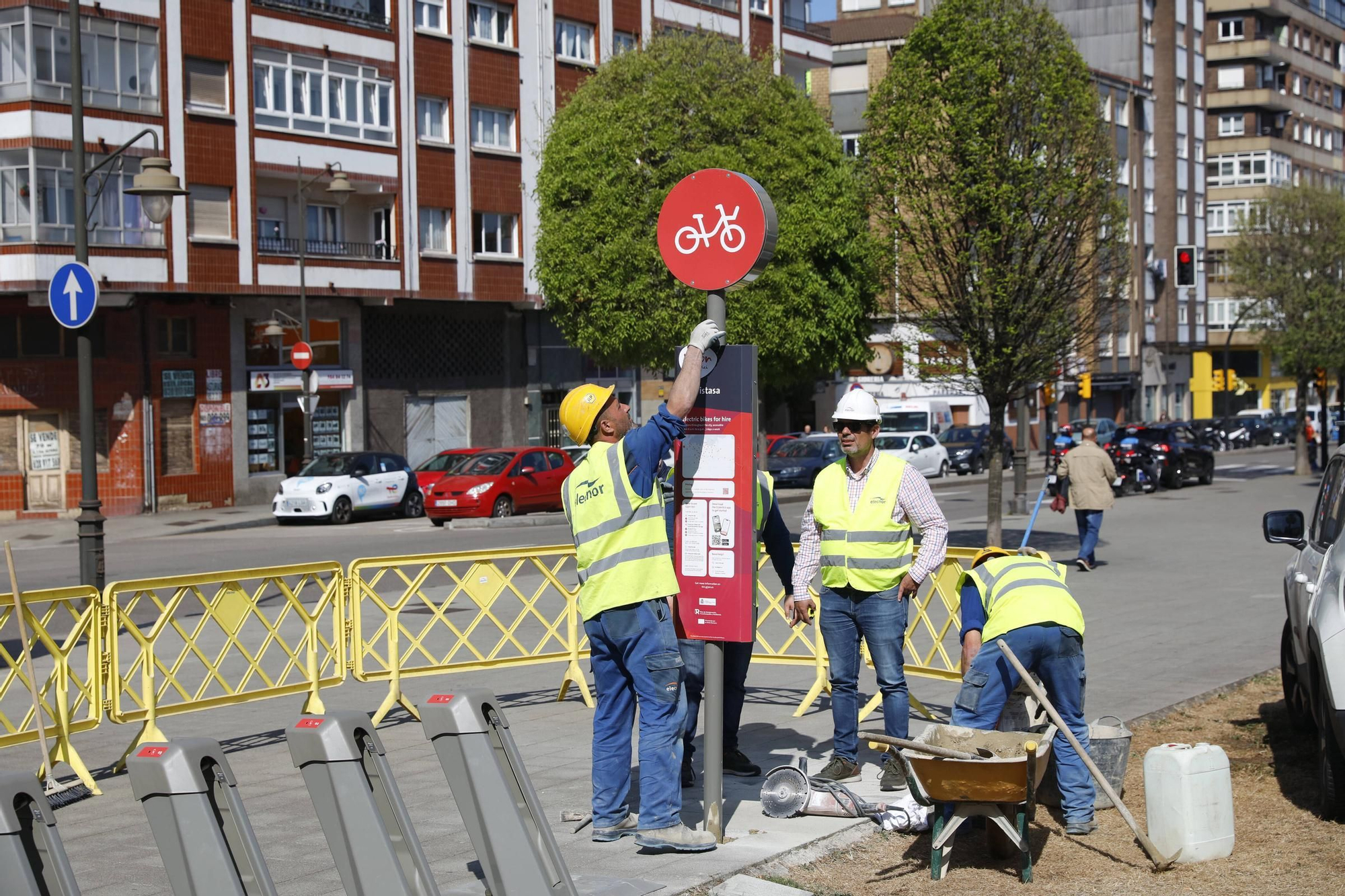 En imágenes: Arranca la instalación de las nuevas estaciones de la red de bicicletas eléctricas en Gijón