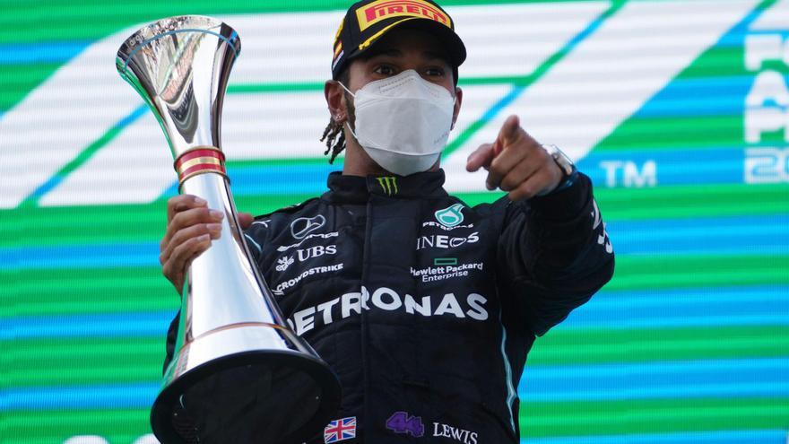 Hamilton reina en Montmeló con Sainz séptimo y Alonso decimoséptimo