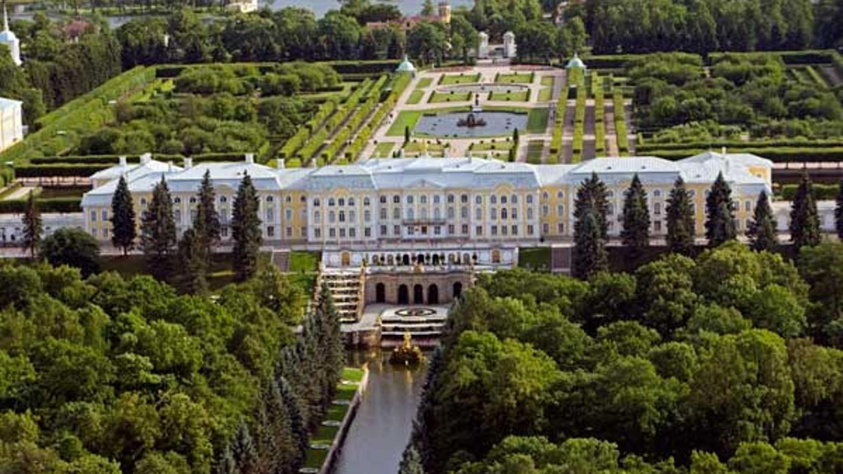 Vista aérea del Gran Palacio y de los jardines de Peterhof.