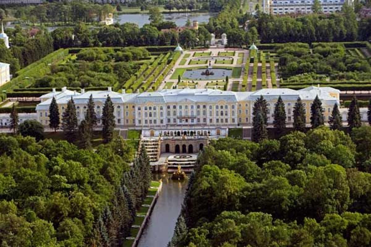 Vista aérea del Gran Palacio y de los jardines de Peterhof.