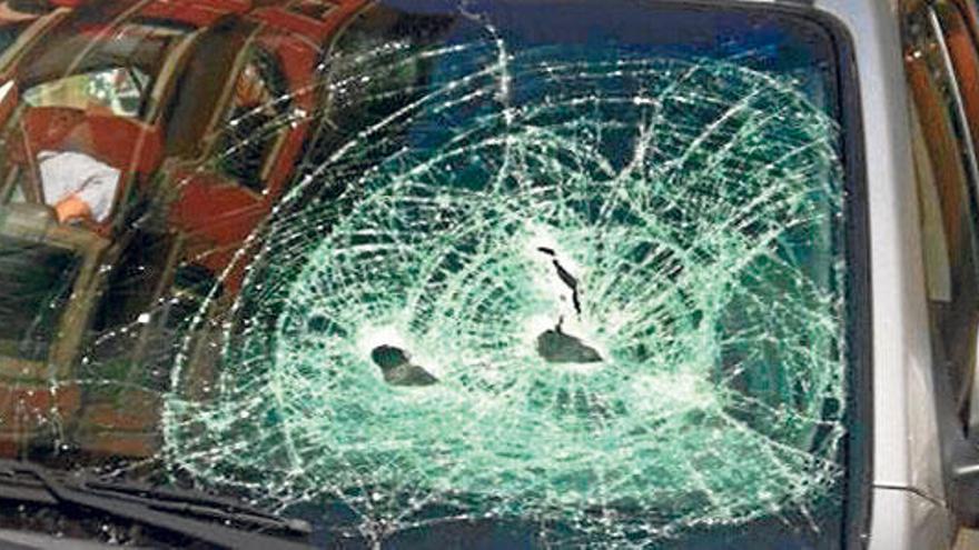 El agresor destrozó las lunas de media docena de coches con un hacha y una maza.