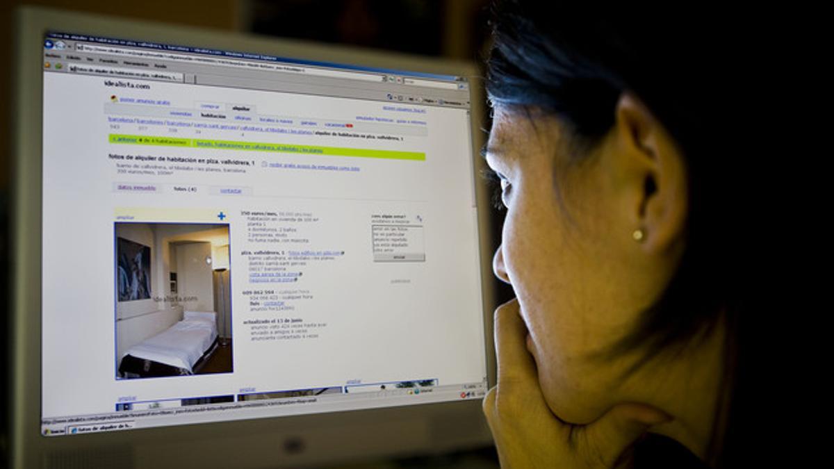 Una internauta realiza una consulta inmobiliaria en internet.