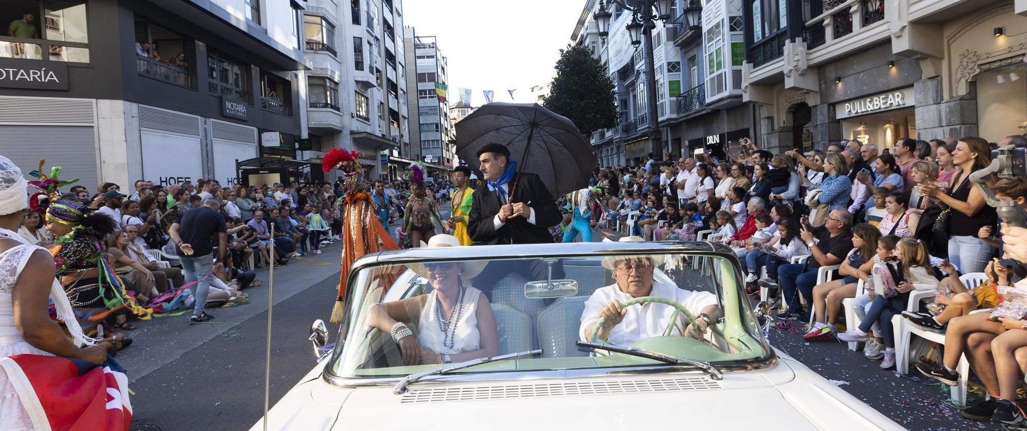 En Imágenes: El Desfile del Día de América llena las calles de Oviedo en una tarde veraniega