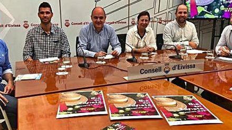 El presidente del Consell, Vicent Marí, y los concejales de Turismo de los ayuntamientos.