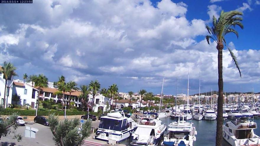 Das Wetter verbessert sich schon: Wolken und Sonne am Freitagmittag (14.10.) in Port d&#039;Alcúdia.