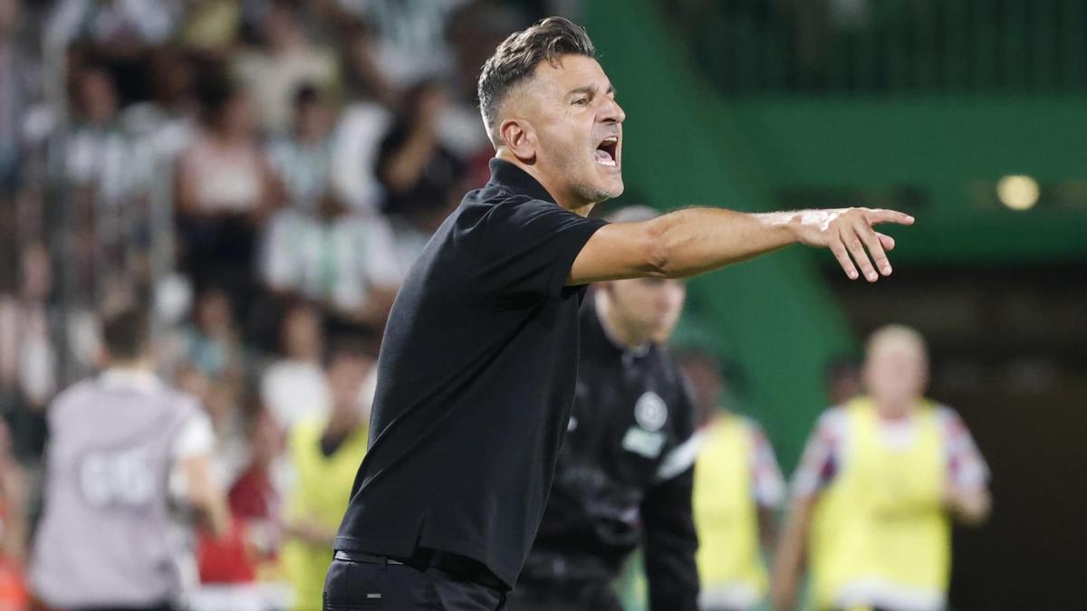 Iván Ania da indicaciones a sus futbolistas durante el Córdoba CF-Girona.