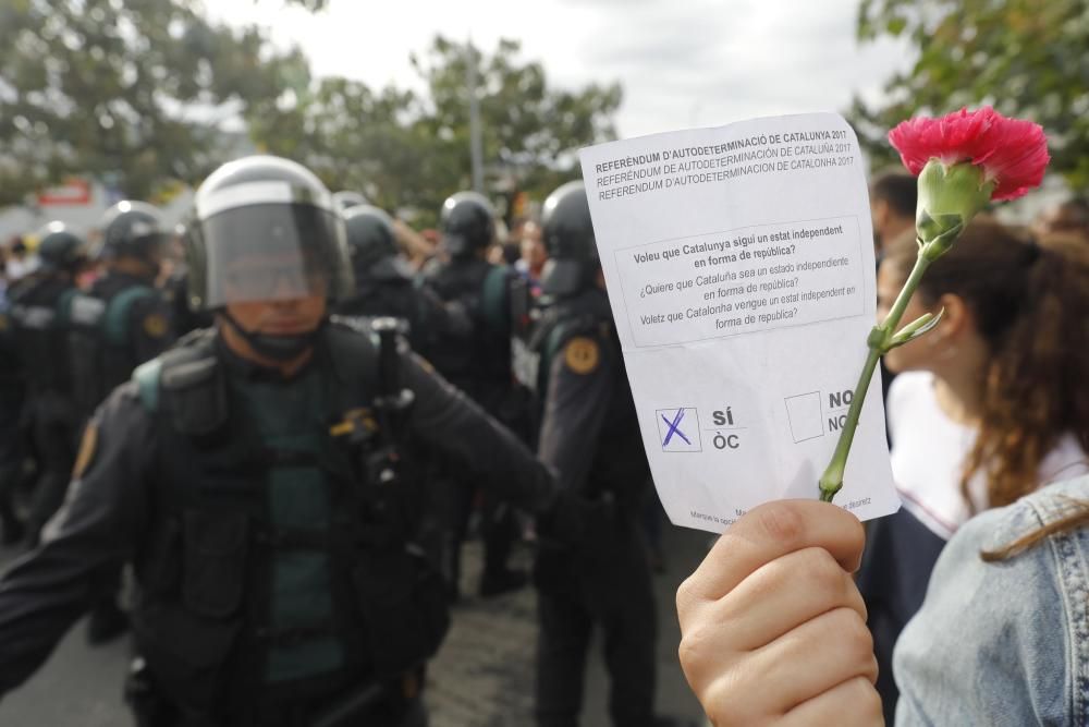 Guàrdia Civil i Policia Nacional desallotgen amb violència col·legis electorals gironins