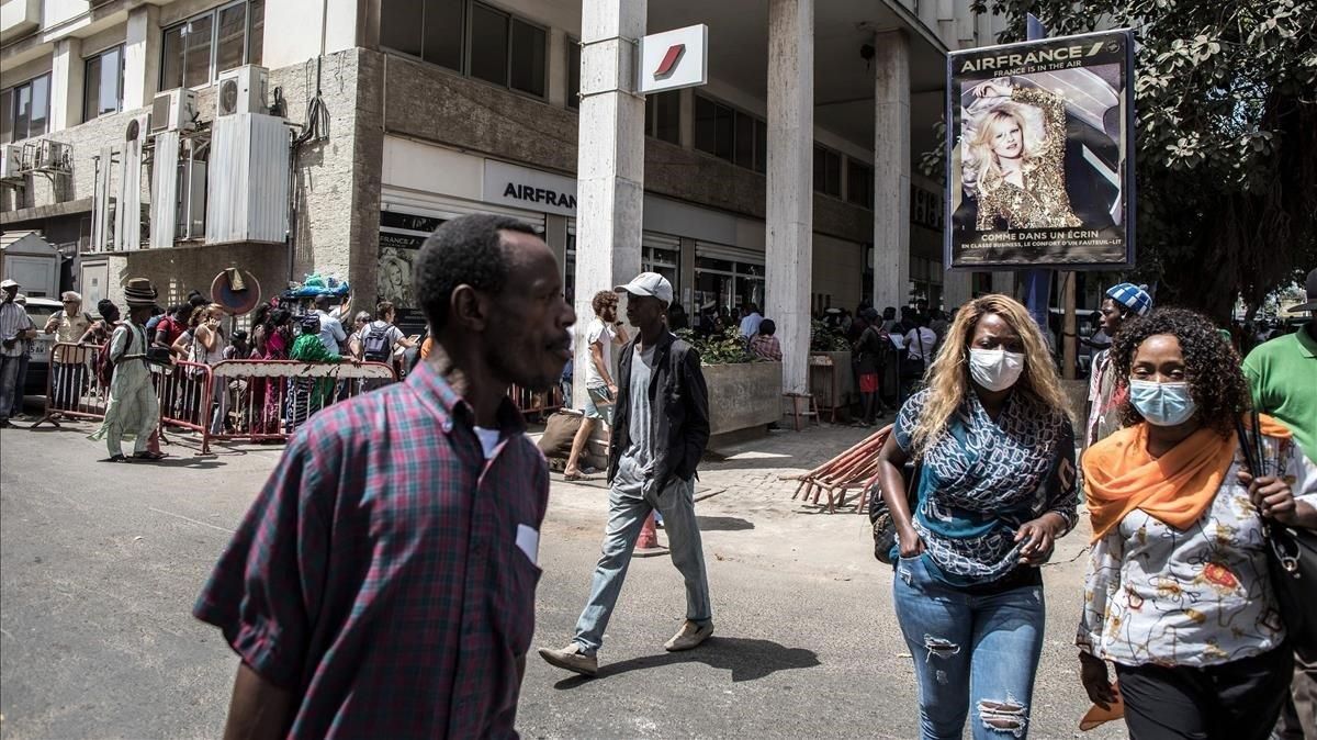 zentauroepp52853100 people wait in line outside the airfrance office in dakar on200320195655 zentauroepp52853100 people wait in line outside the airfrance office in dakar on200320195655