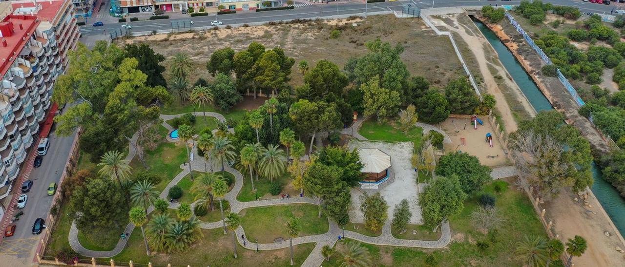 Parque de Doña Sinforosa, al que afecta el plan urbanístico de los rascacielos. | TONY SEVILLA