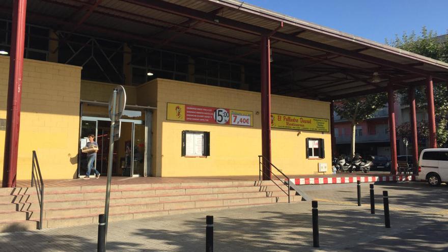 L&#039;exterior del Mercat Cobert de Roses.