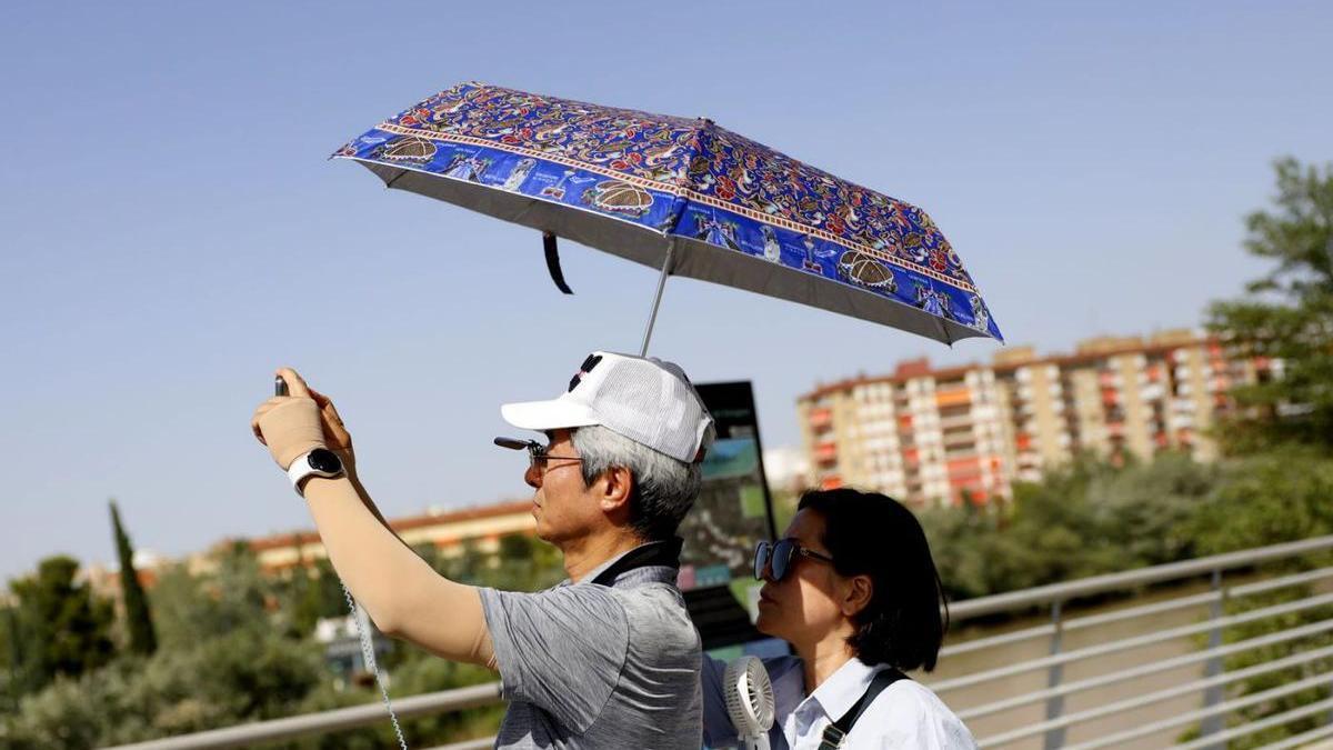 Dos turistas asiáticos en Zaragoza, en una foto de archivo.