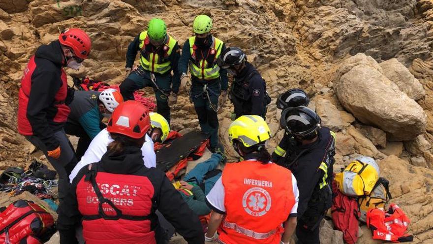 Auxilio de un escalador herido en Cala Aubarca, en Eivissa. 