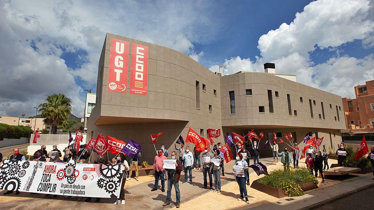 Banderas rojas y moradas y pancartas de reivindicación de los derechos laborales en el Día del Trabajo. 