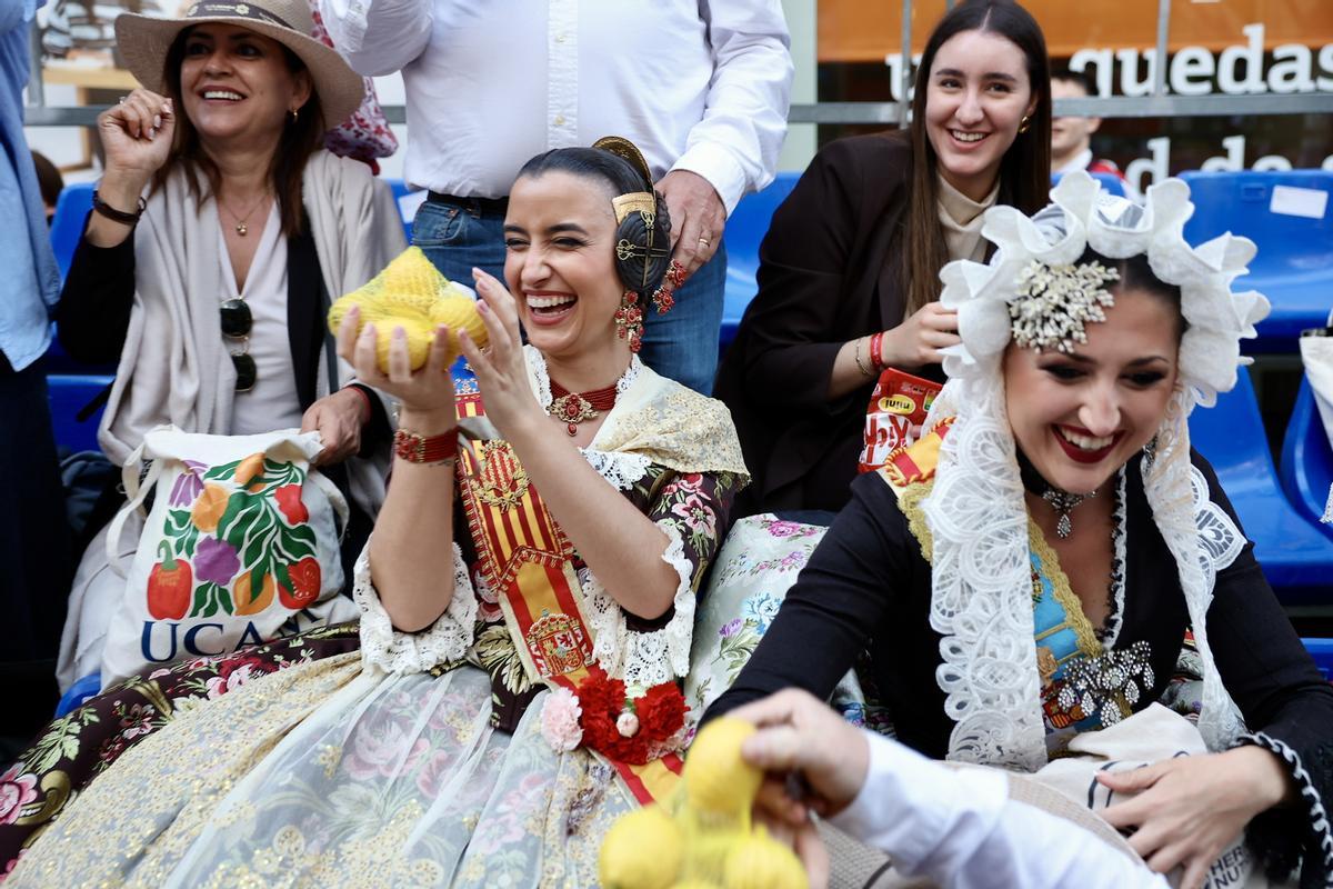 Carmen y Marta disfrutan de un desfile que alimenta: el Bando de la Huerta